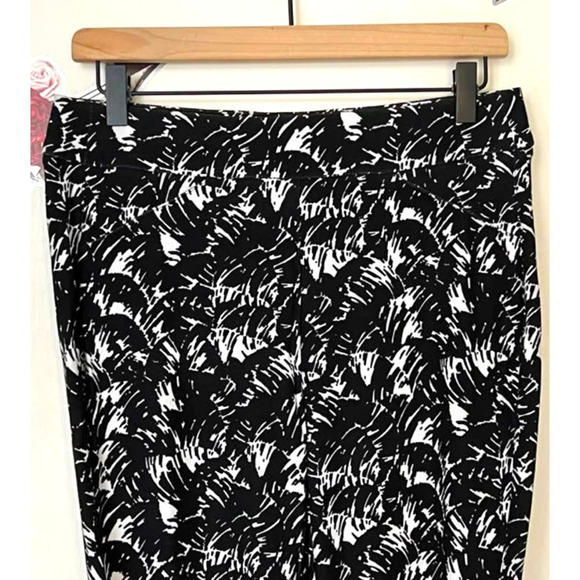 CHICO'S SIZE 0 XS/4 TRAVELERS BLACK & WHITE SLIM LEG KNIT PANTS - Picture 2 of 7